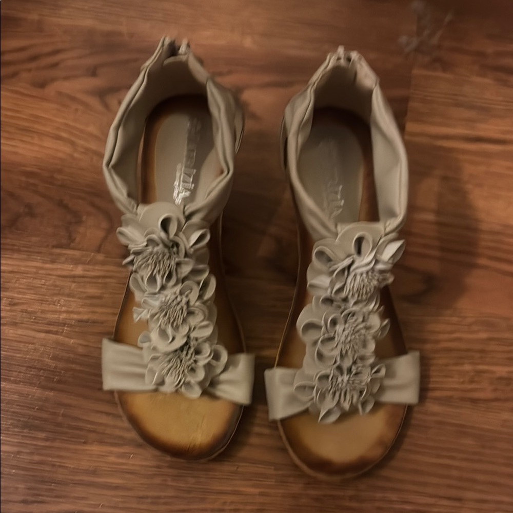 Cream Summer Sandals with Floral Embellishments